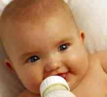 Хранење бебе шише формула млеко