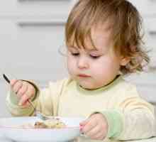 Дете јаде малку на возраст од 1 година до 3 години