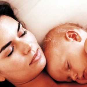 Доенчиња и мајките спиење