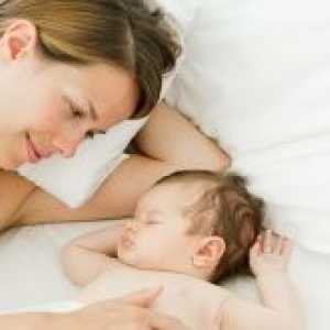 Како да се учат на вашето бебе да заспие на сопствените