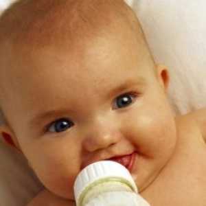 Хранење бебе шише формула млеко
