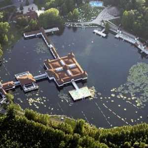 Исцелување останува на термички езеро Heviz (Унгарија)