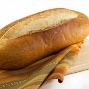 Храната дека детето јаде своите раце: леб и житни култури